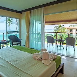 Beach Front Double Room Bathtub